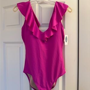 Old Navy Women’s Pink Ruffled One Piece Swimsuit Size Medium NWT